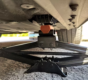 BMW jack adaptor in use